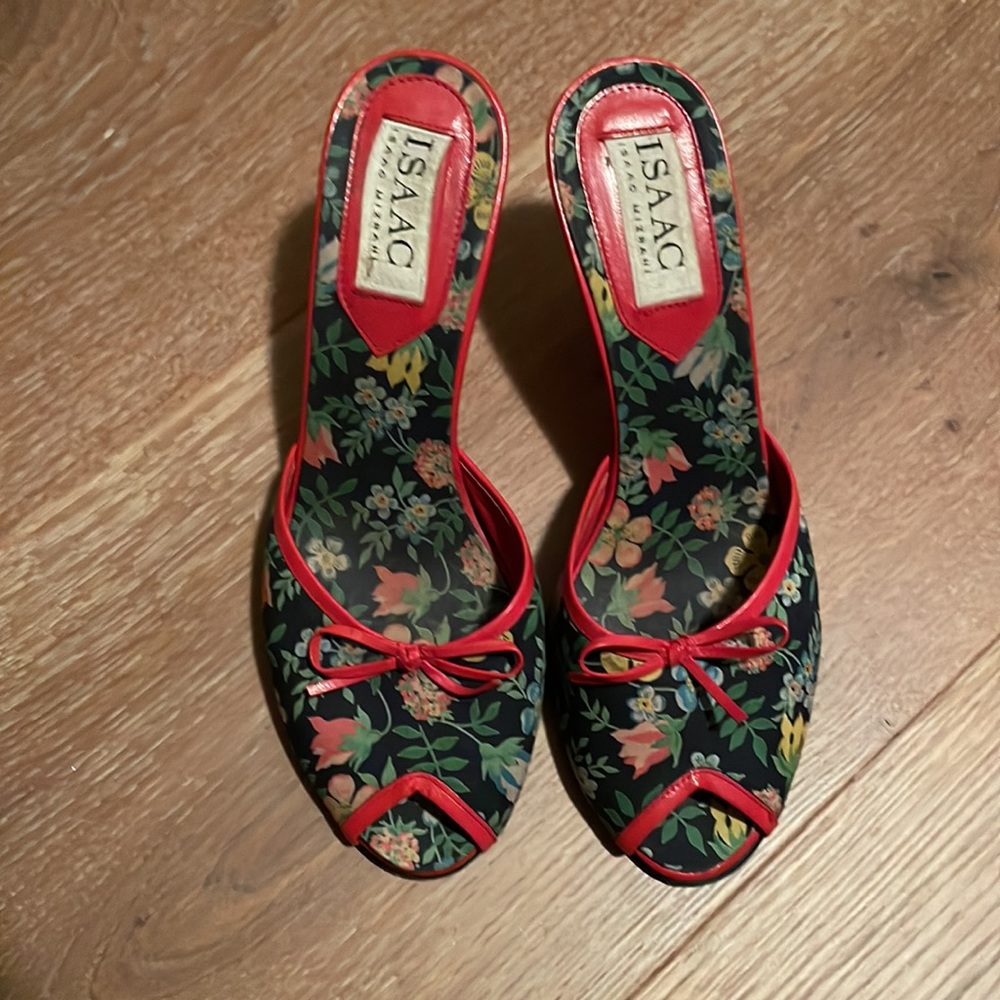 Gorgeous vintage Isaac Mizrahi Slides, material is blue fabric with red leather.